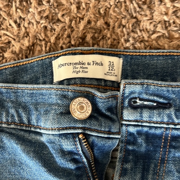 Abercrombie & Fitch- The mom high rise - Picture 3 of 3